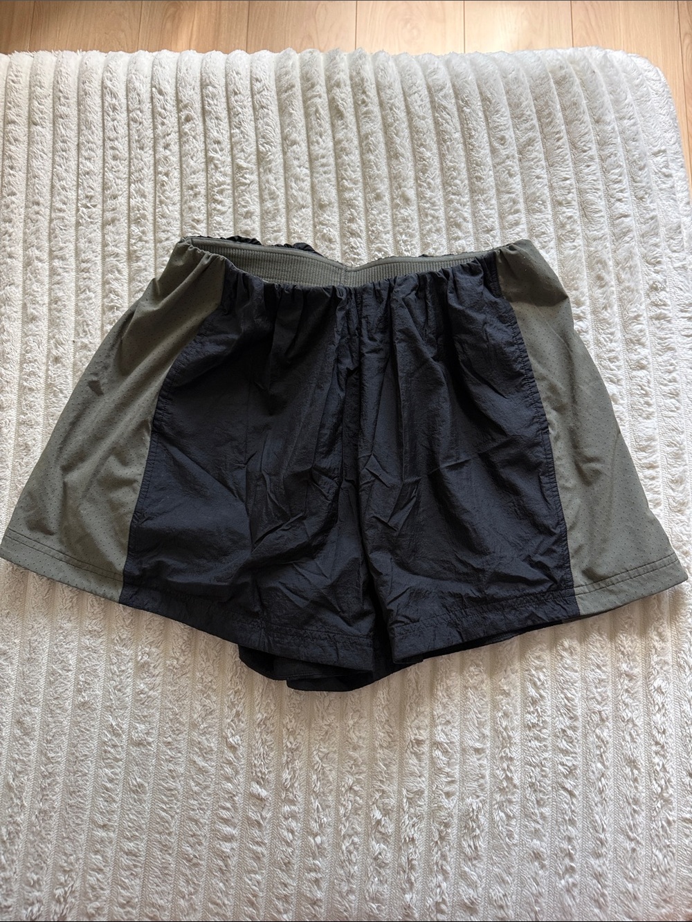 lululemon athletica Men's Two-Tone Black and Olive Green Athletic Shorts
